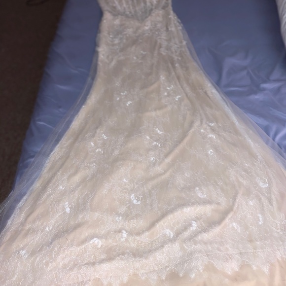 Wedding dress (subtle mermaid style) - Picture 4 of 7